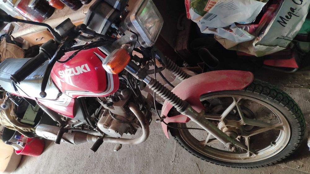 Vând motocicleta Suzuki GS125