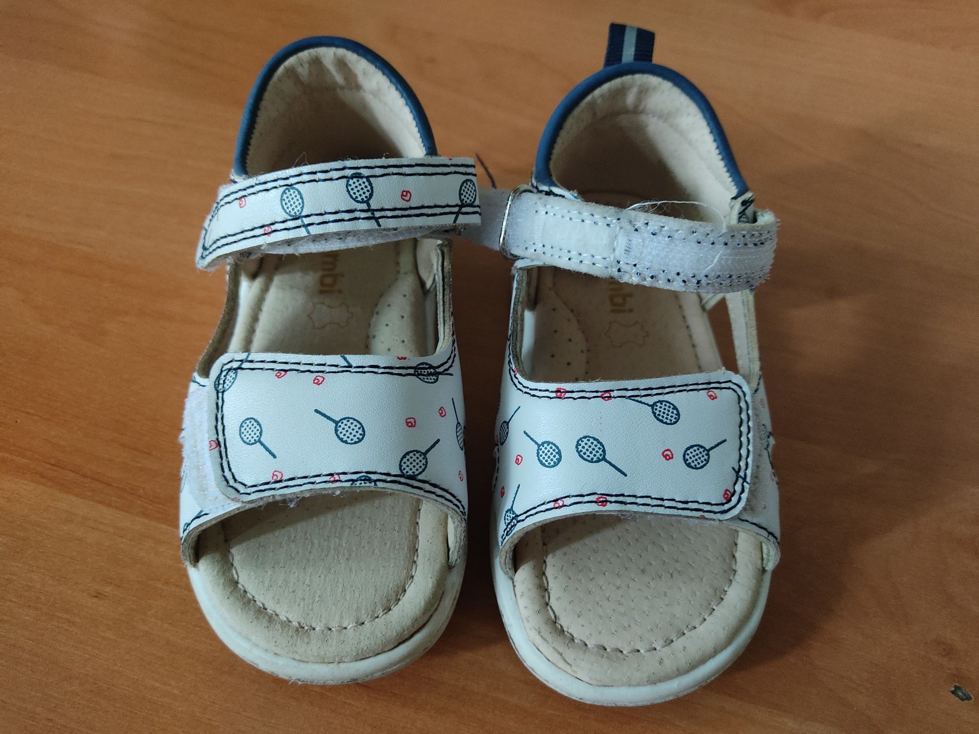 Продам две пары детской обуви