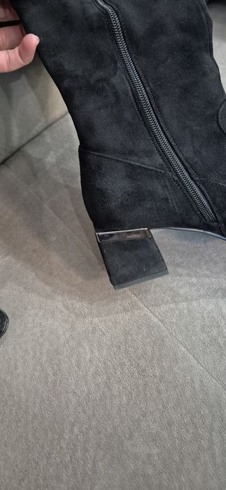 Черни велурени ботуши на нисък ток