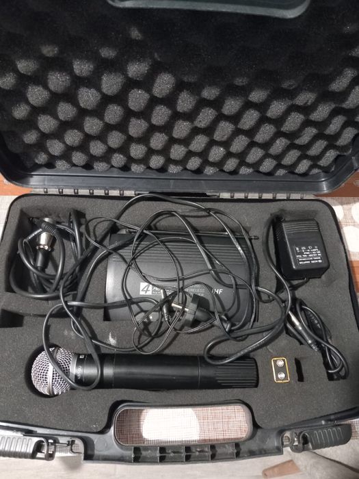 Scot la vânzare două microfoane wireless în stare foarte bună