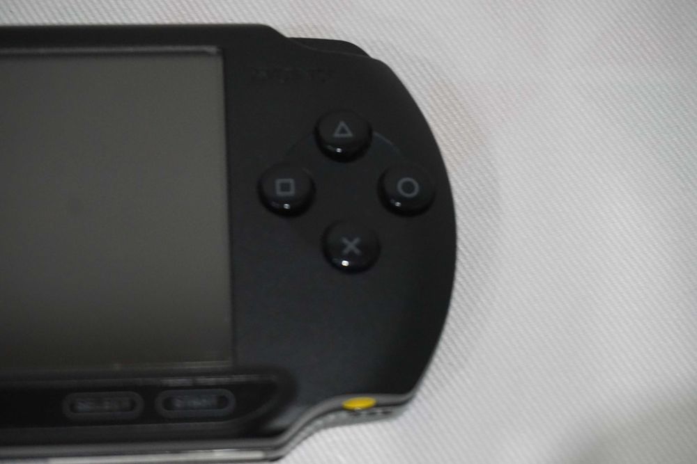 PSP Конзола E1008 + 11 Игри Gran Turismo/Killzone/Ghost Recon/Loco