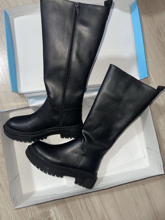 Чисто нови дамски ботуши– масивна подметка, стил и качество!