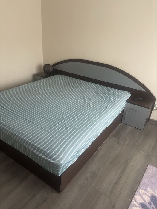 Спалня с матрак и две нощни шкафчета