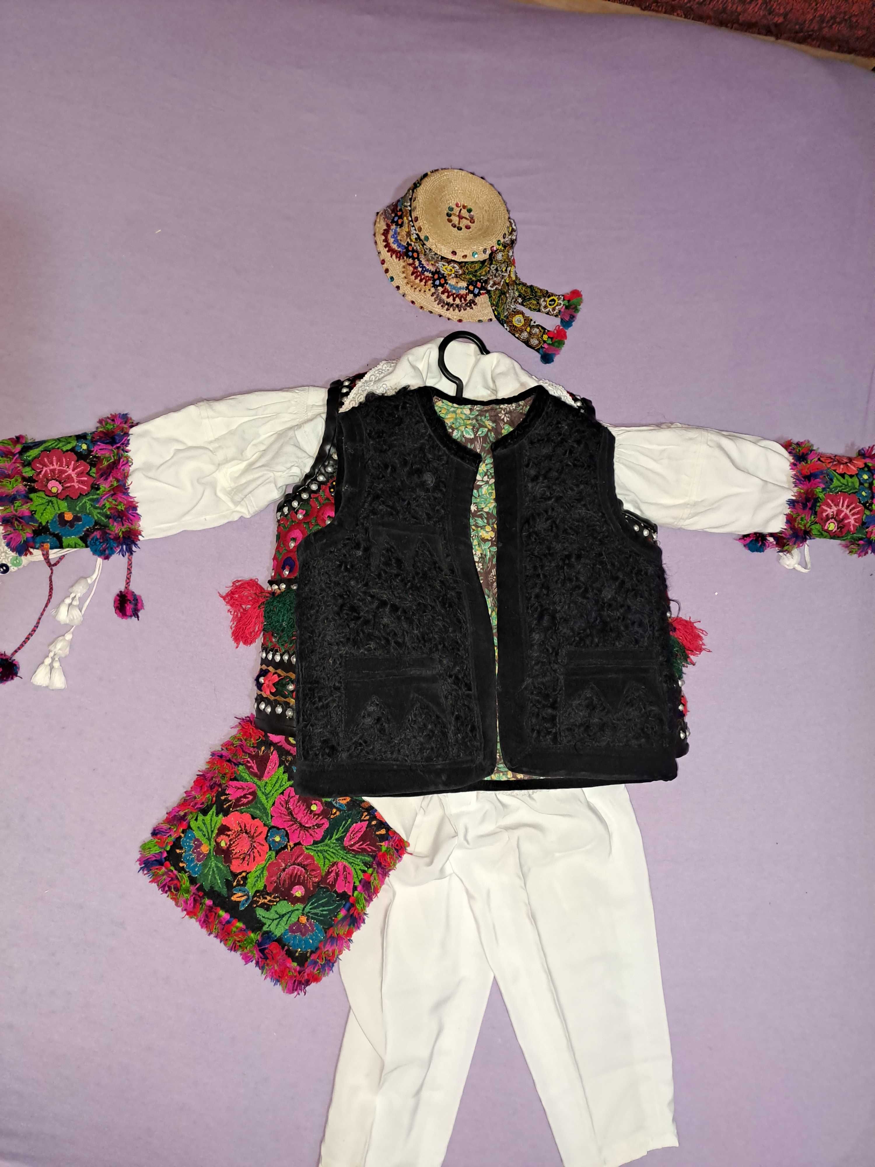 Vând costum traditional maramuresenesc
