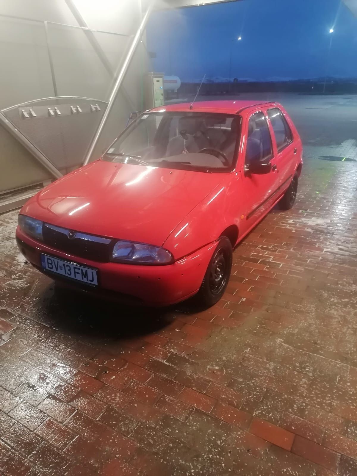 Mazda 121  1.3 benzină