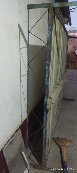 Темир кровать топчан сотилади, размери 3×2. Холати уртача