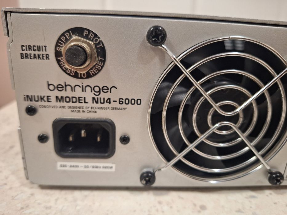 Amplificator Behringer  NU4-6000