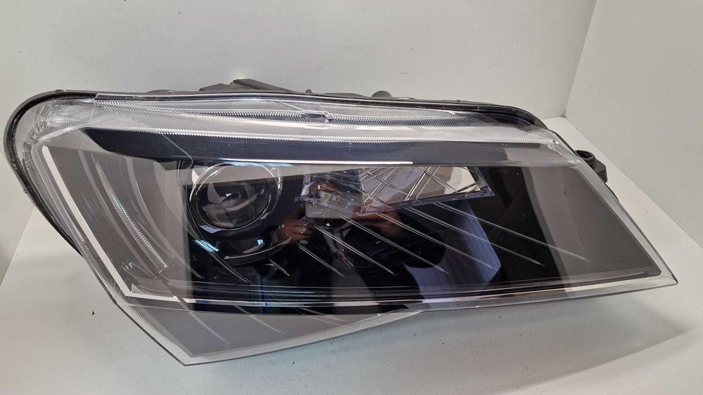 Skoda Superb ксенон адаптивен ДЕСЕН фар desen xenon far Шкода Супърб