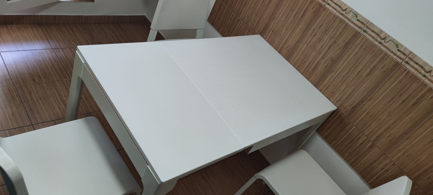 Masa alba extensibila + 3 scaune plastic