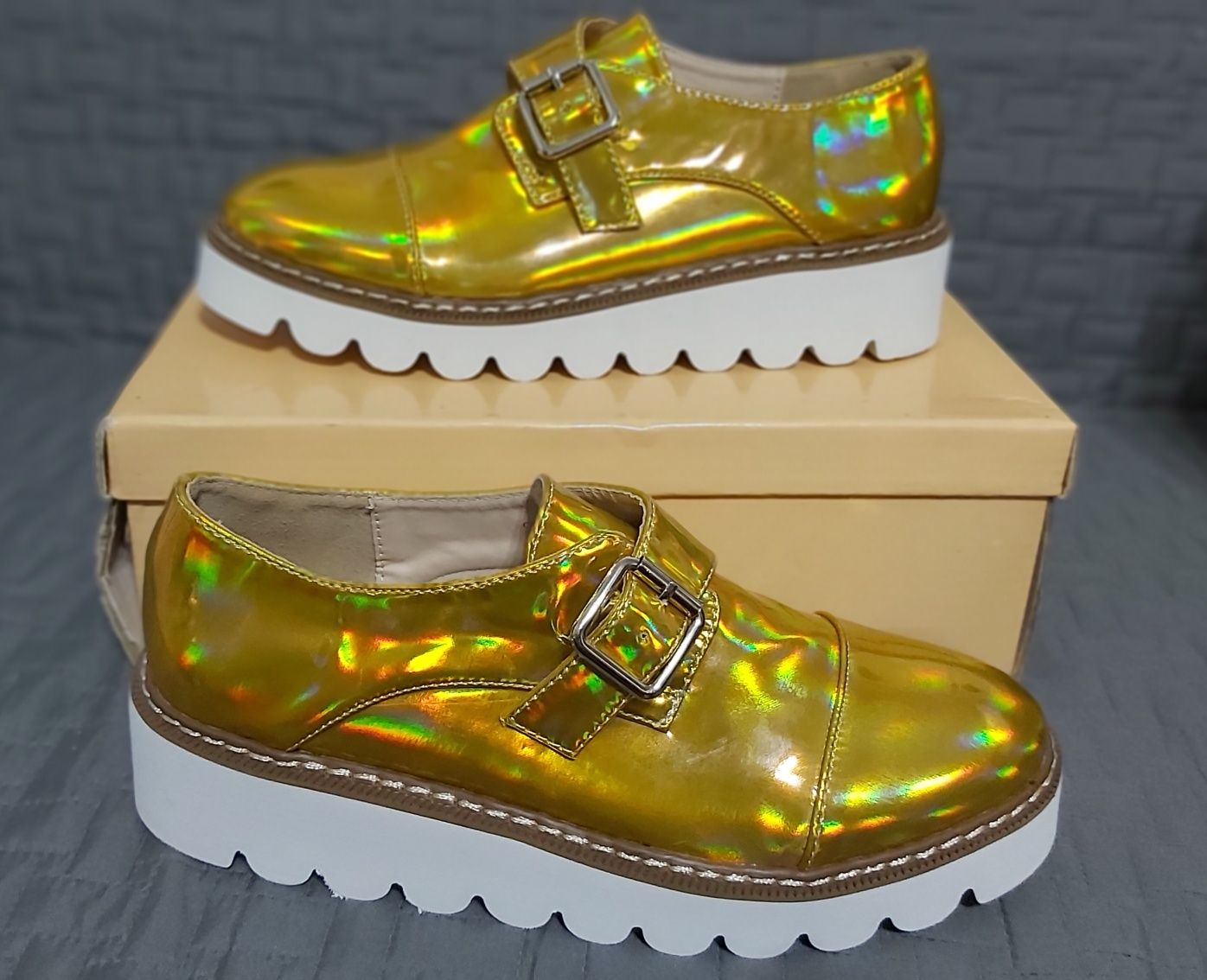 Pantofi cu platforma aurii