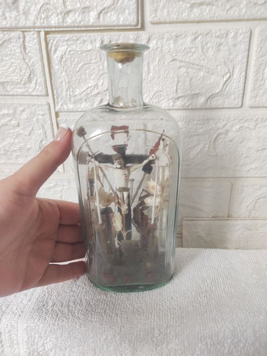 Sticlă antică sculptată manual, cu crucifix, inceputul anilor 1900