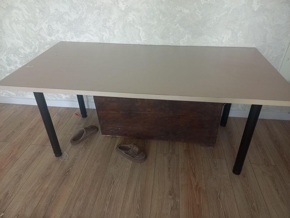 Продам срочно  стол
