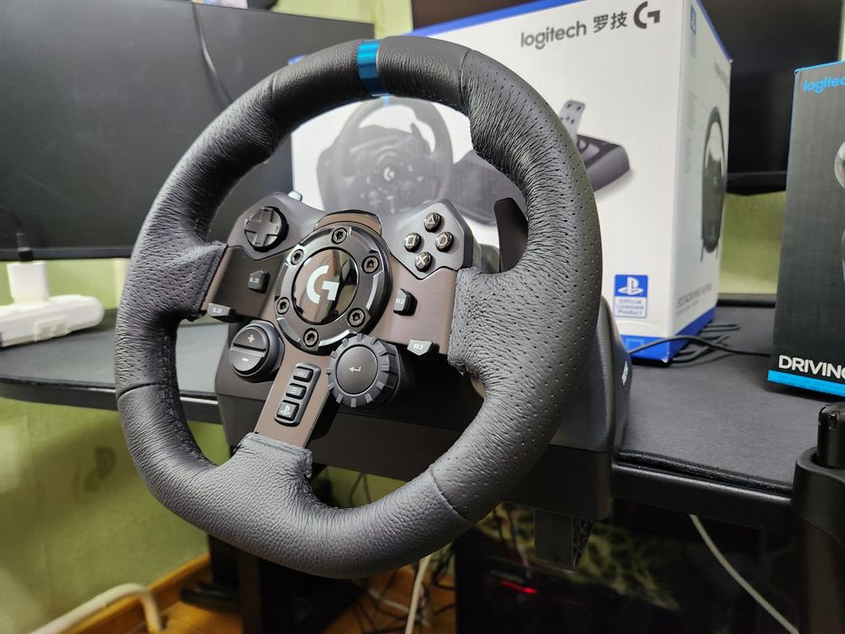 Игровой руль Logitech G923 с педалями и коробкой передач