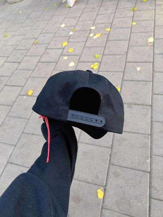 Шапка на Hugo Boss ,черна,нова,оригинална!