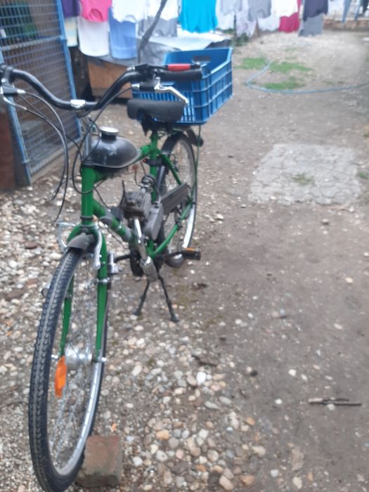 Bicicleta cu motor pe benzină