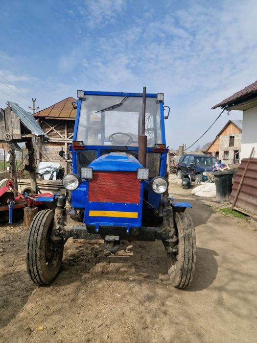 Vând tractor zetor tractorul merge foarte bn se poate proba