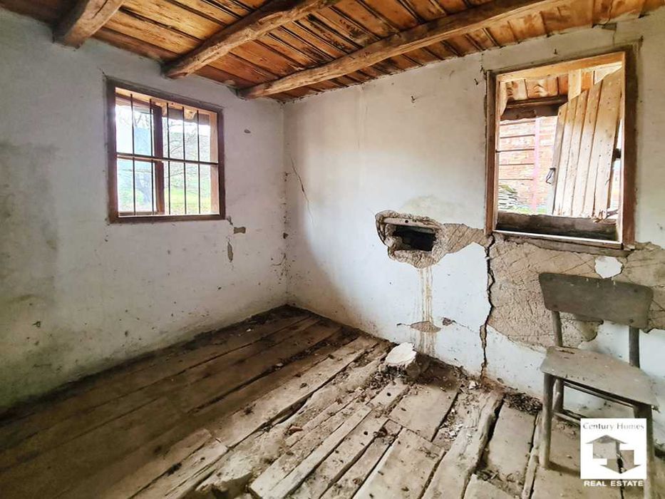 116252 Голям парцел с две къщи и плевня в с. Войнежа