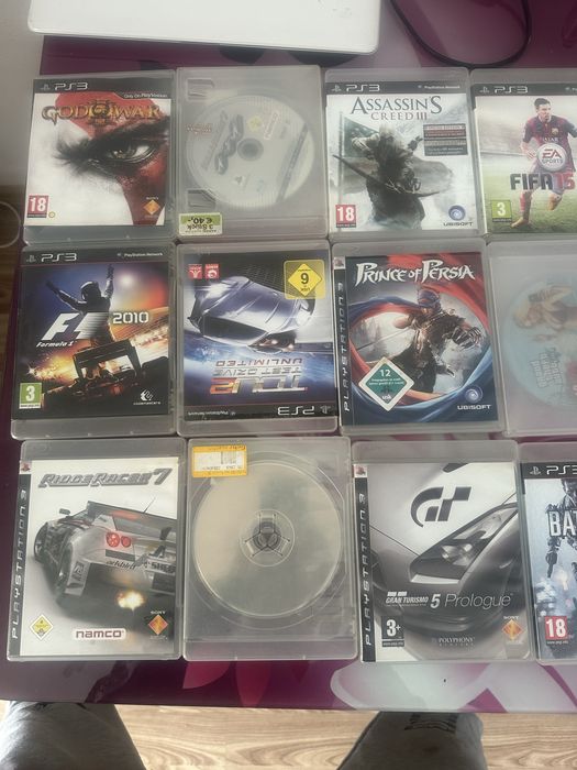 Pleyul se afla în stare foarte buna el este urmat de doua console