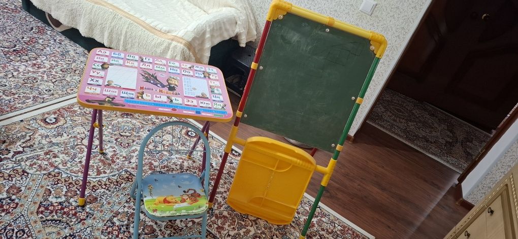 Продам детскую парту и стол со стульчиком