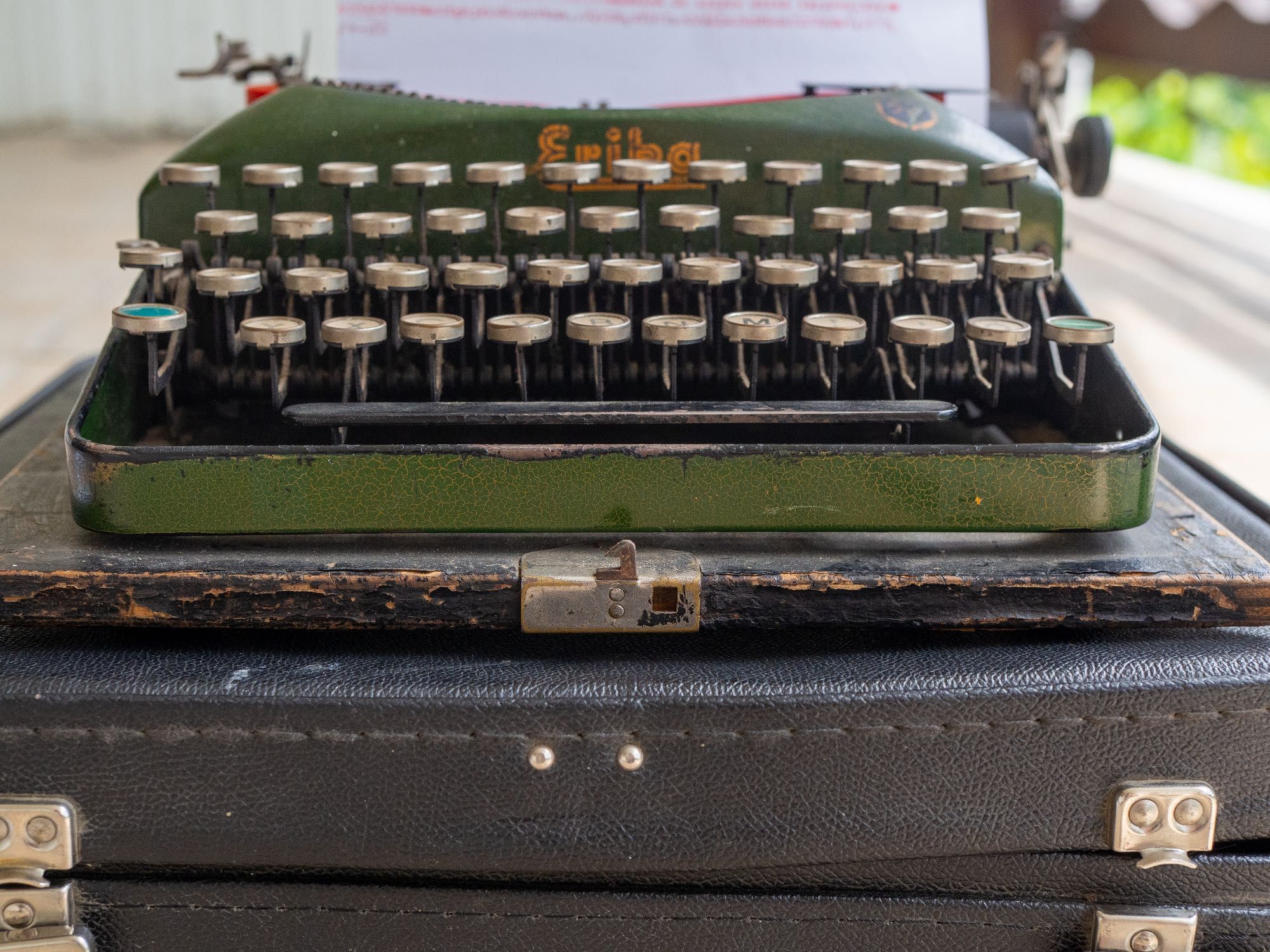 Mașină de scris Erika Model S (1930-1940), verde - tastatură QUERTZ