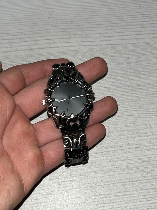 Часы в стиле Y2K