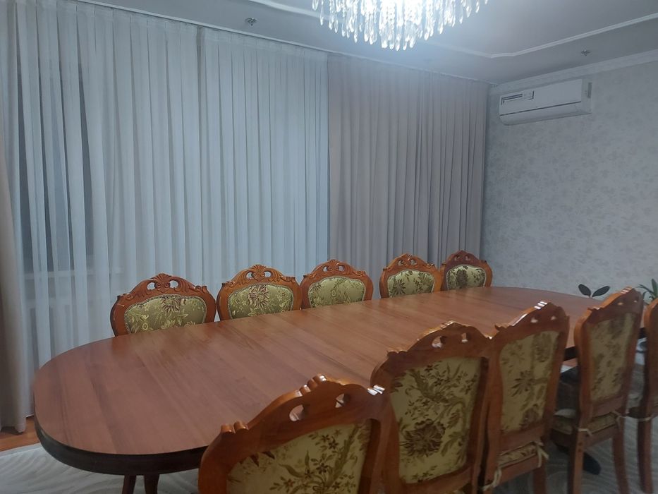 Продам стол со стульями.