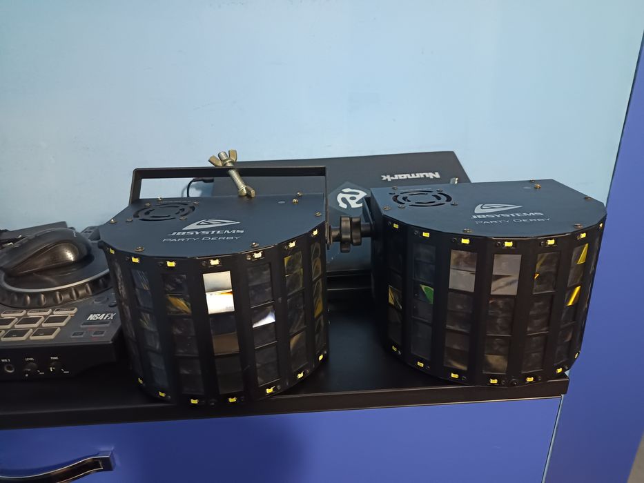 Vând doua jocuri de lumini disco