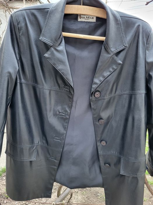 Vând geaca 100/pvc.culoare negru.purtata f puțin. Scurta .