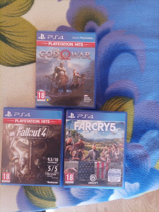 PS 4 ,2 manete ,3 jocuri