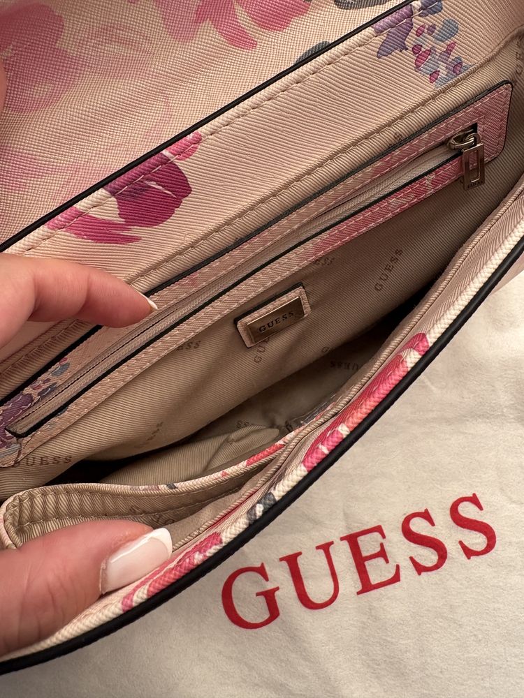 Чанта Guess в перфектно състояние