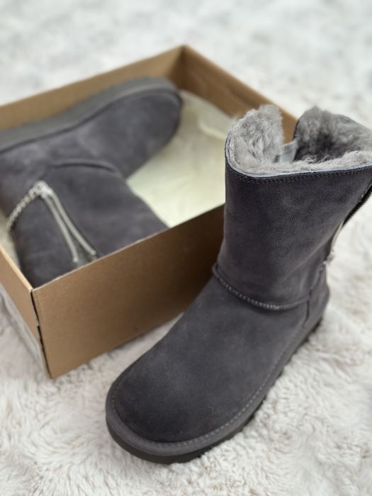 UGG, Класически велурени боти с верижка