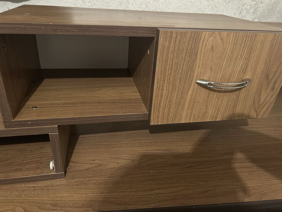 Бюро с Етажерка.