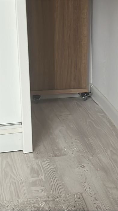 Masa cu roti si frane, deasupra patului sau mini bar in living laptop