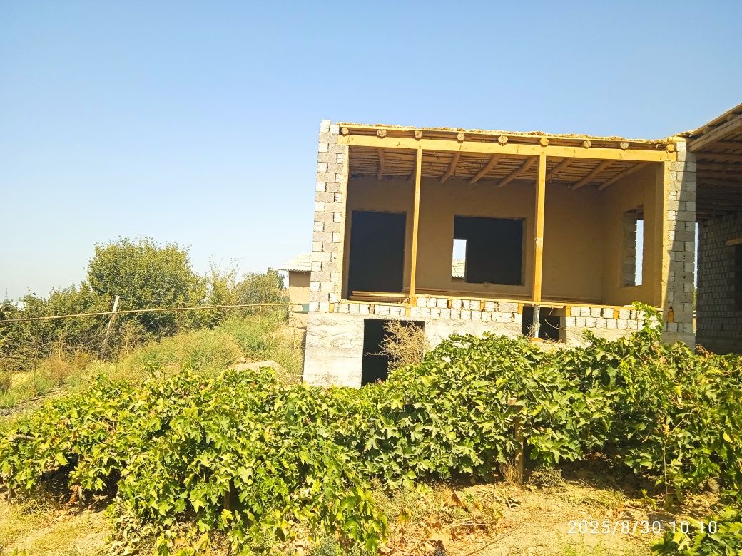 Uchastka sotiladi. Maydoni 8sotix. 3xona 1ayvon 2podval. Narxi 45000$