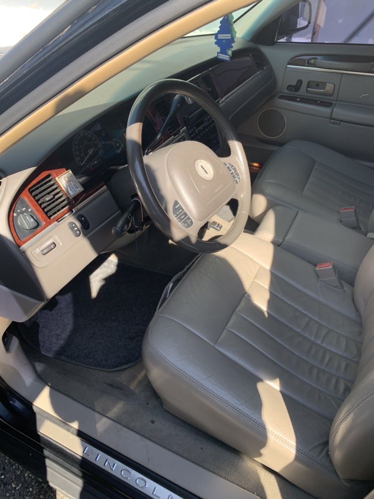 Lincoln 2004 V8 sedan