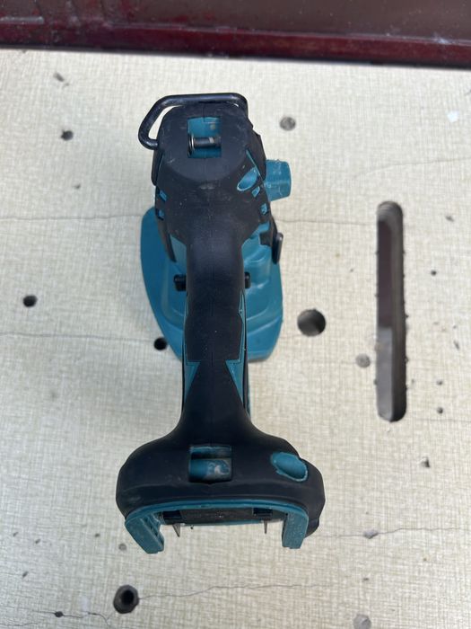 Masina taiat bare filetate Makita DCS102