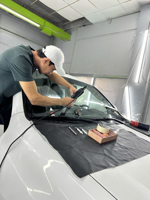 Ремонт сколов лобовых трещин бронепленка шумоизоляция химчистка