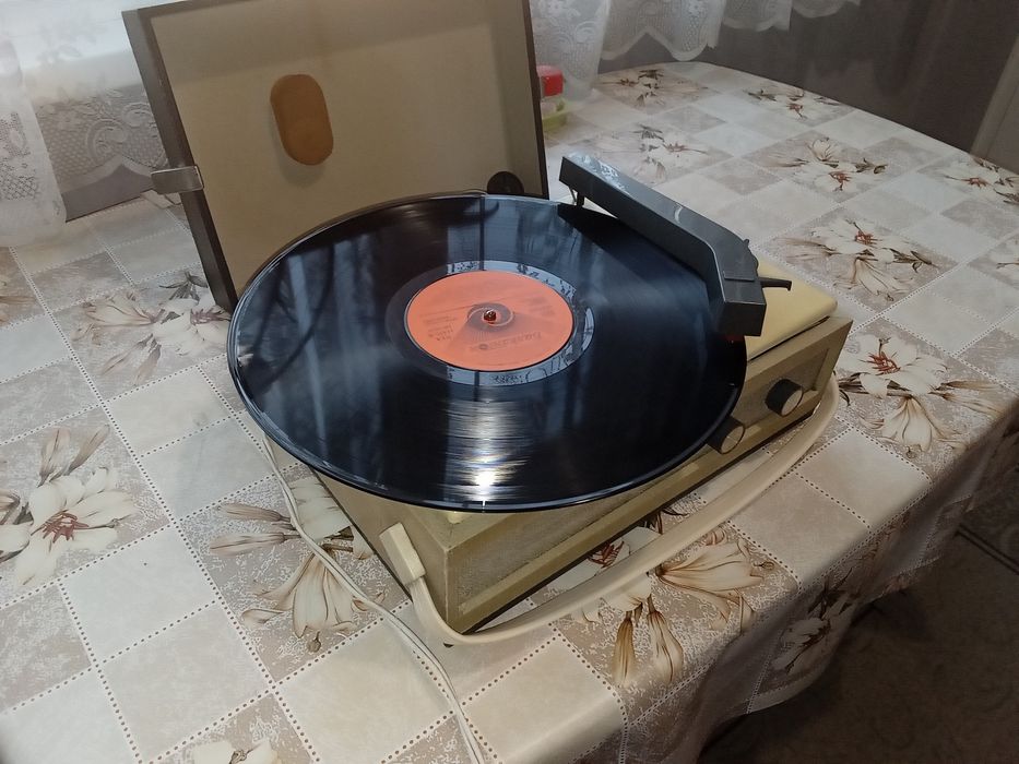 Грамофон RFT Ziphona Apart 306 от1968г.с вграден усилвател и говорител