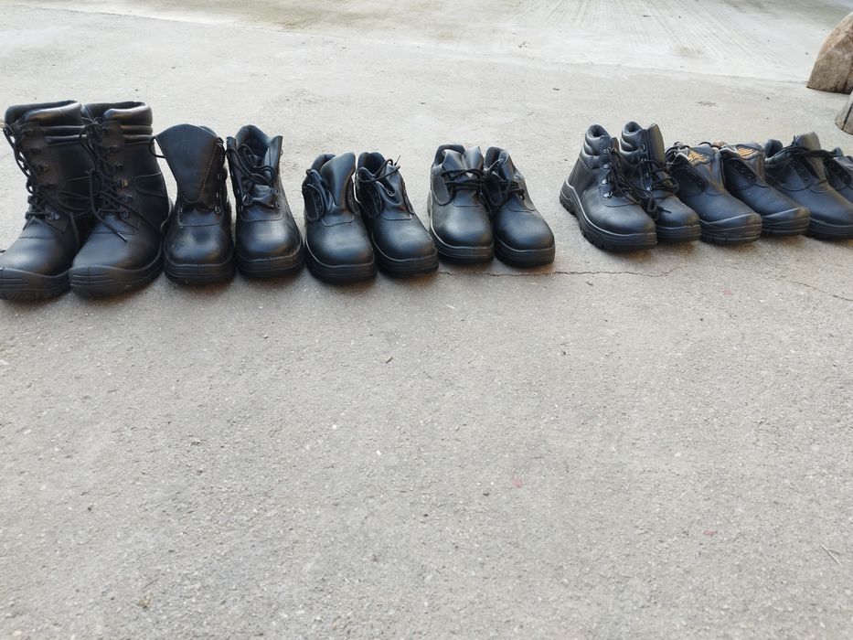 Vând bocanci de piele noi