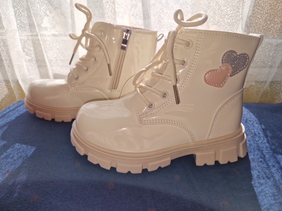 Красиви детски боти в бежов лак за момиче пролет/есен