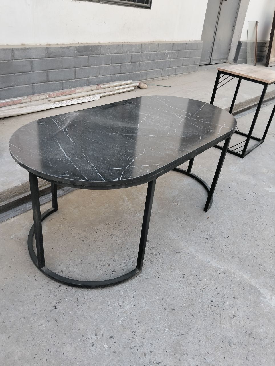 Jurnalniy stol loft stilida