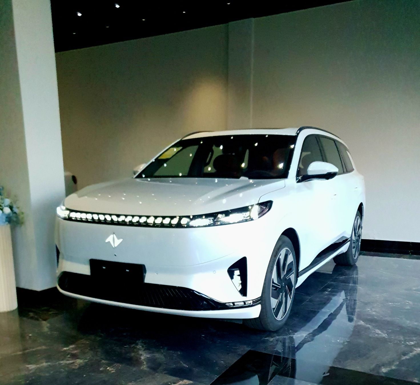 Dongfeng EP 008 MAX premium gibrid krossover semeyni moshina