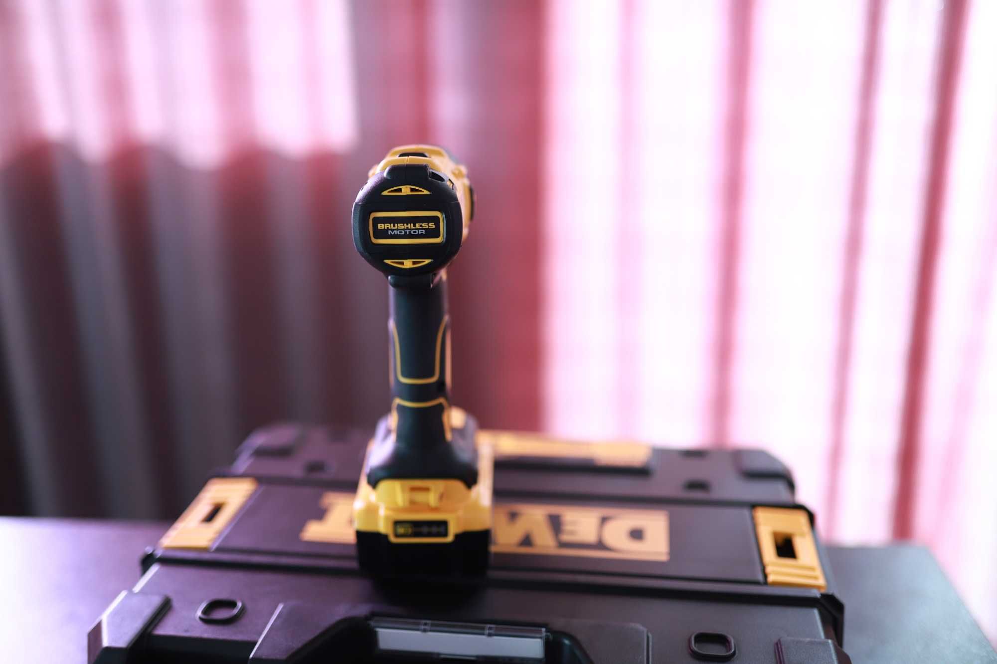 DeWALT комбинирана дрелка с две батерии  от 5 ампера