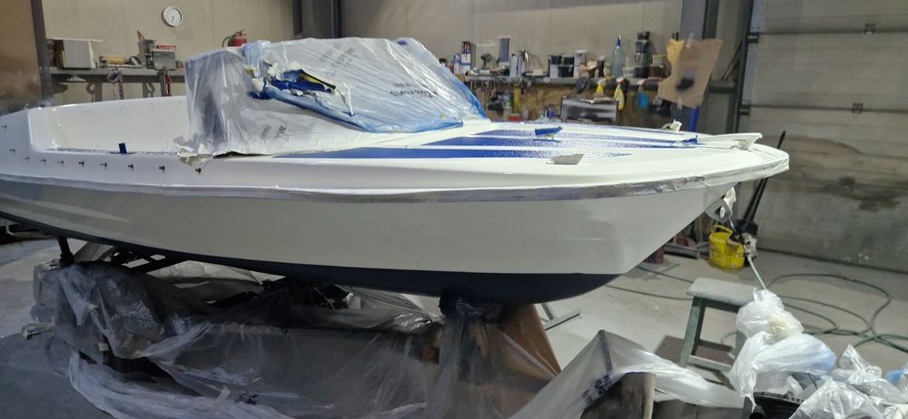 Vând  barca cu peridoc sau schimb cu skijet