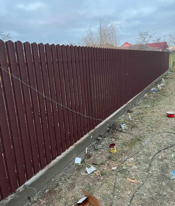 Construim la comanda dvs. garduri si porti din:
- panouri stil jaluzea