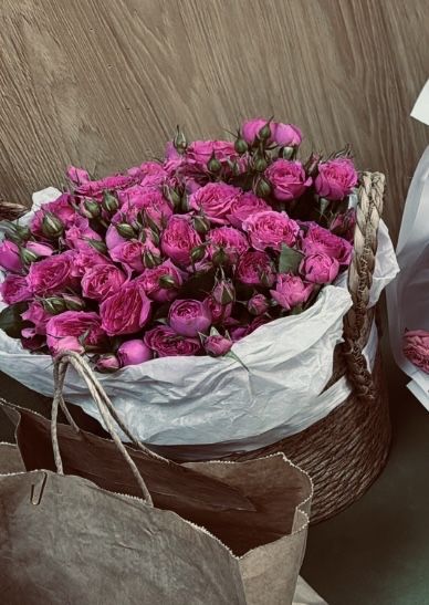 Корзина шикарных кустовых роз