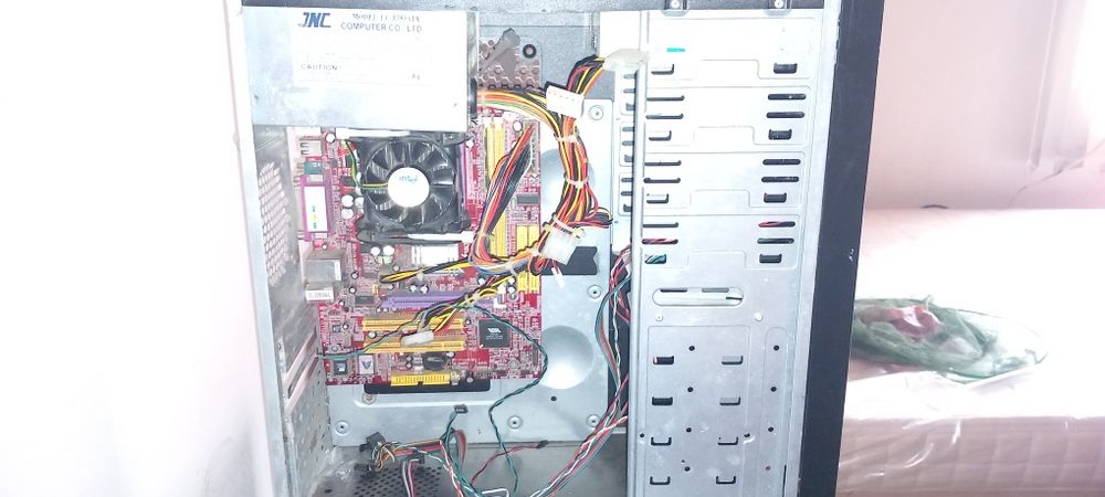 Vând doua pc  și un monitor