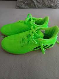 Чисто нови футболни обувки за зала