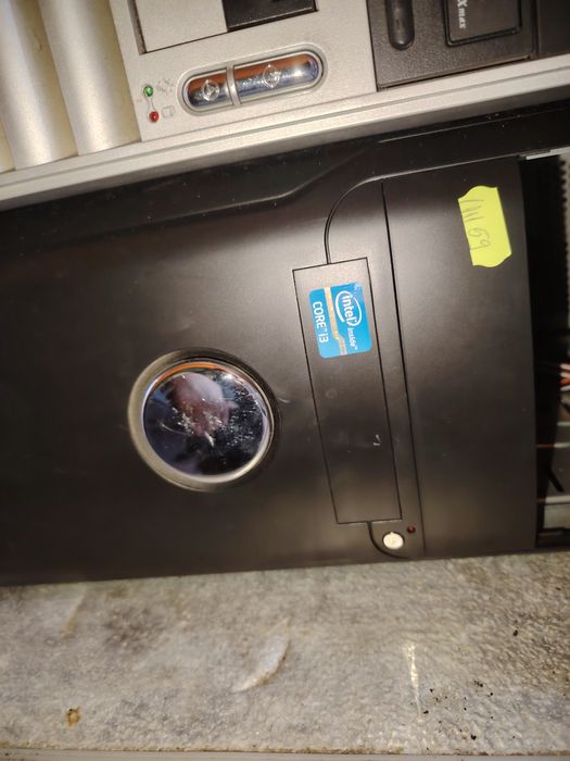 Unități de PC cu placa de baza și procesor, monitoare