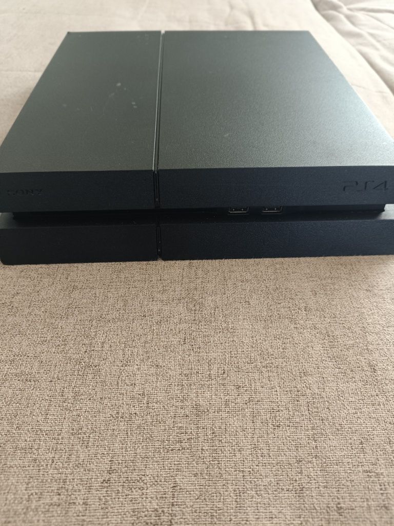 Продавам PS4 SONY